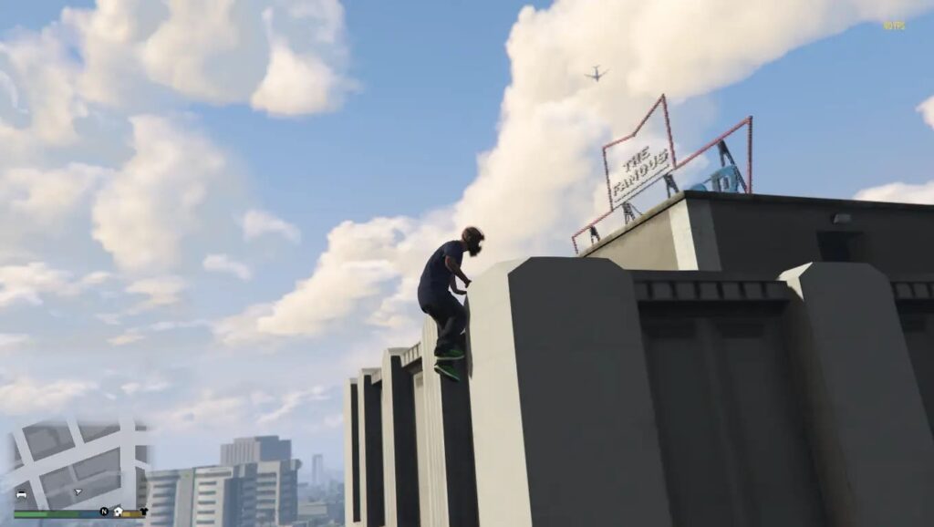 Player climbing on the GTA 5 building thanks to the parkour mod